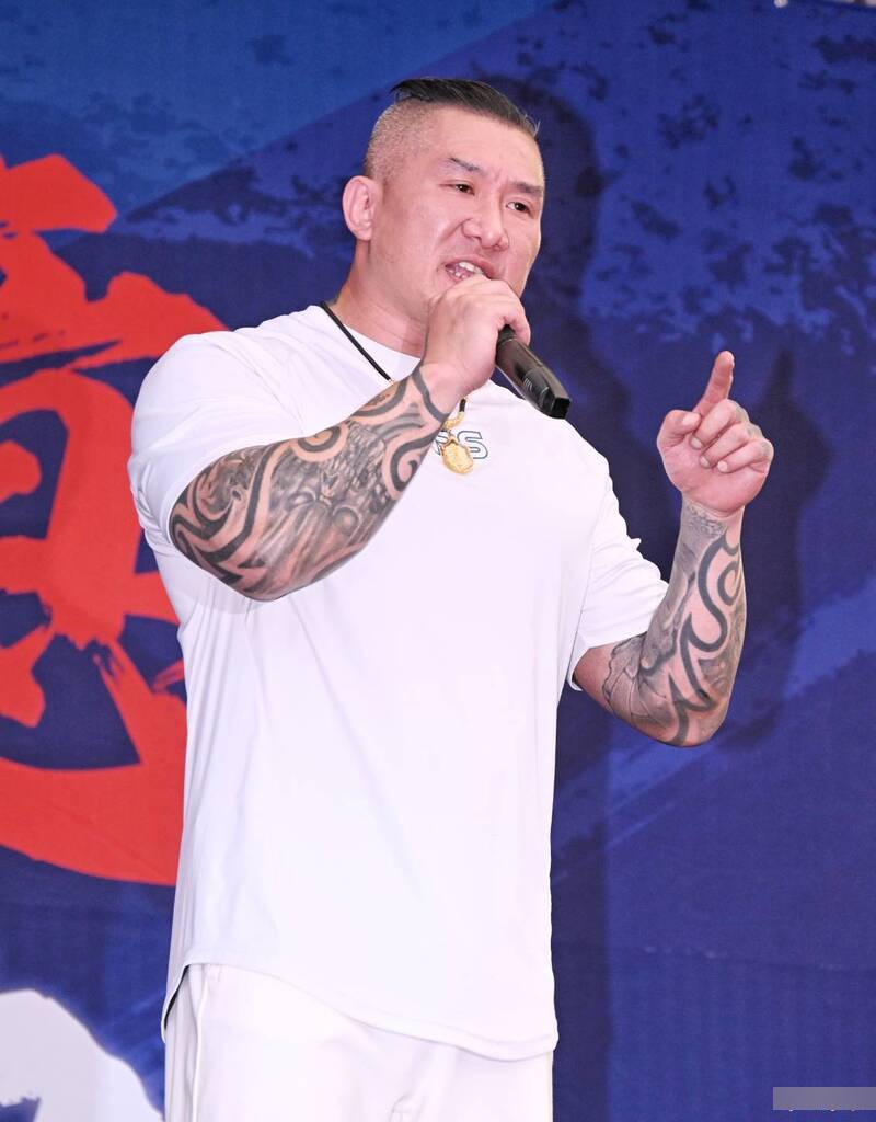 「館長」雙臂布滿紋身。自由時報 「館長」雙臂布滿紋身。自由時報