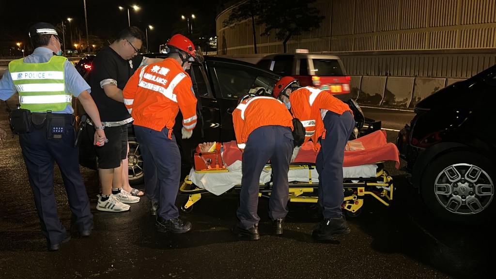 私家车司机由担架上救护车送院治理。