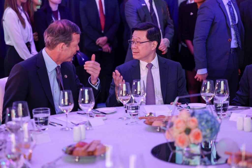 行政長官李家超在出席論壇晚宴時向來賓介紹香港的各項優勢。