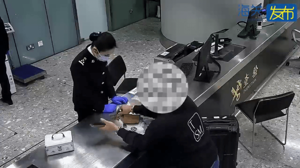 外籍男携30件古文物图离境，西九高铁站闯关被截。