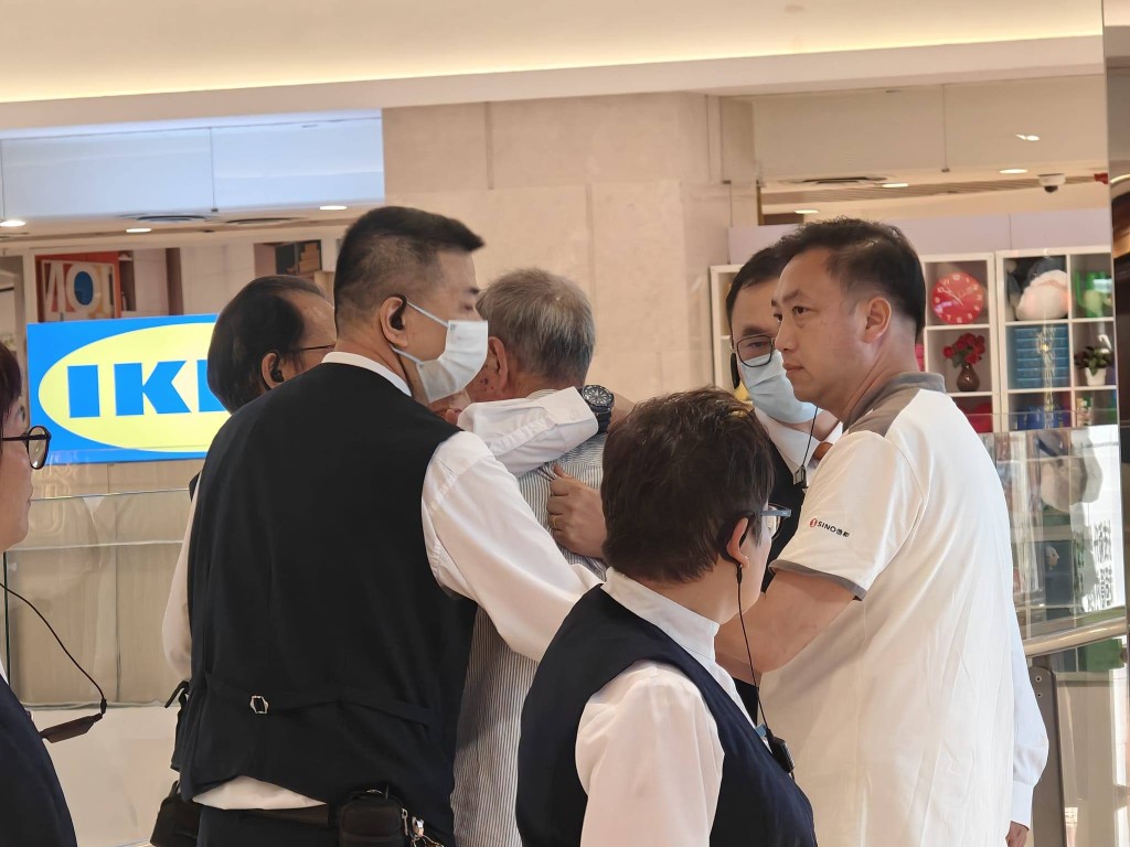 男子跨出欄杆後，迅速被保安及市民拉回安全位置。fb「屯門友」圖片