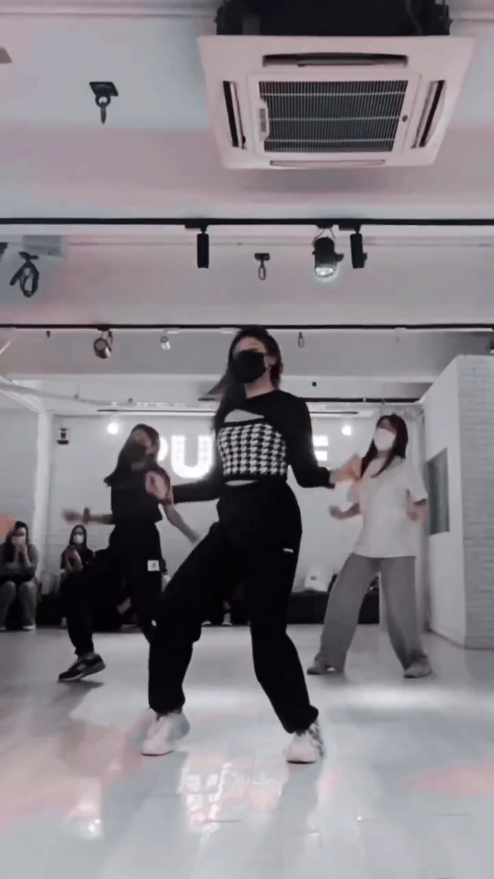 Naomi熱愛跳舞，經常在IG展示跳K-pop影片。