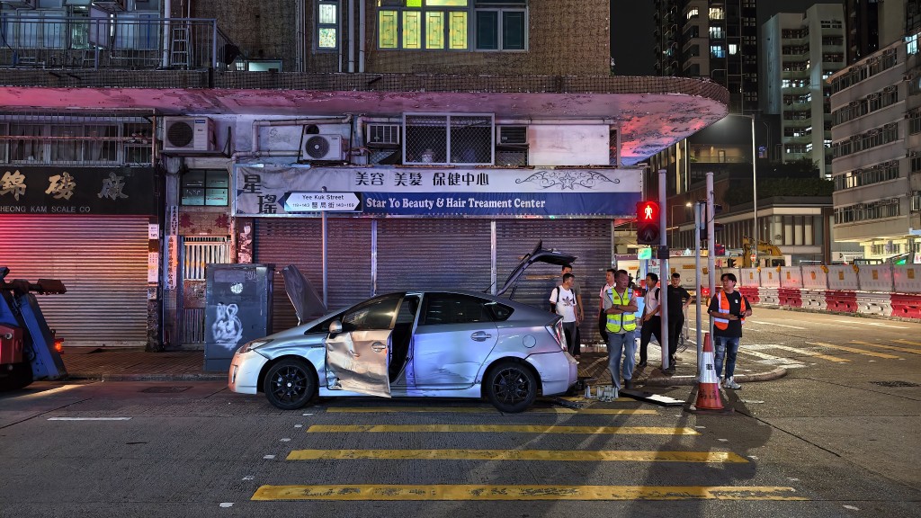 私家車車門凹陷。