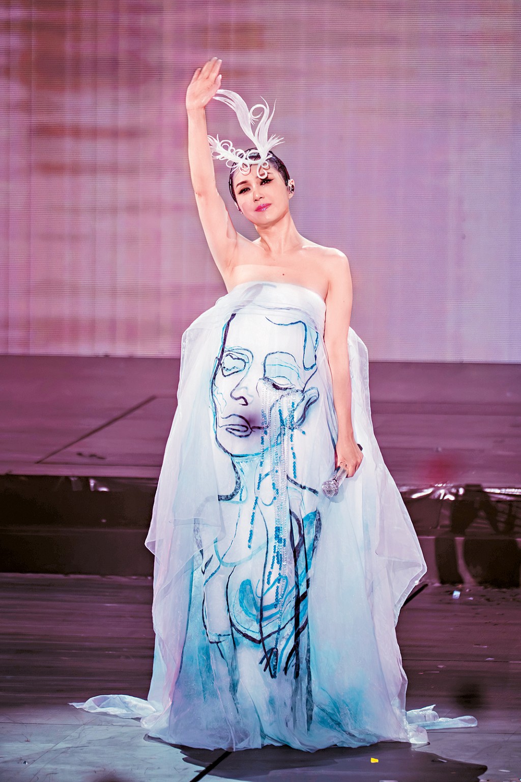 楊千嬅前晚的第3場演出，出現訊號問題，導致渡船機關停駛及特技人員未能降下。