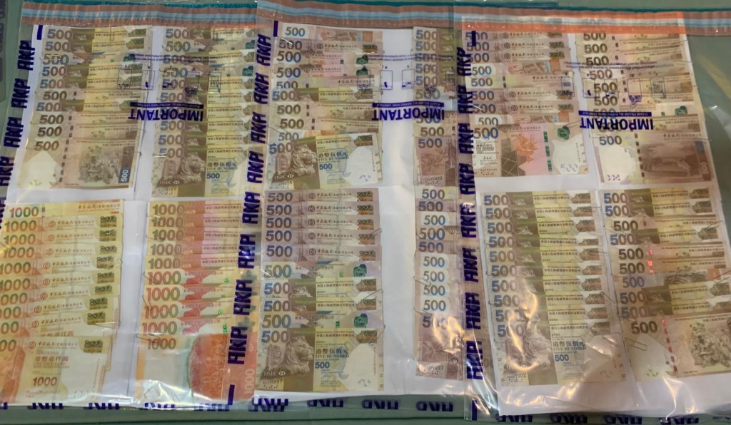 警員於單位內檢獲現金、投注紀錄及手提電腦。圖:警方提供