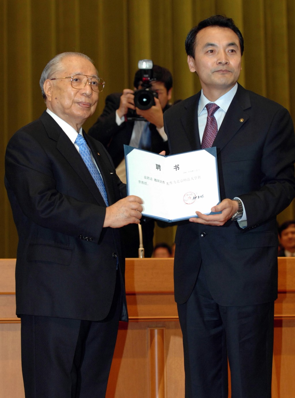 2006年池田大作獲北京師範大學授予名譽教授稱號，成為他第200個被外國大學和研究所授予的榮譽稱號。 新華社