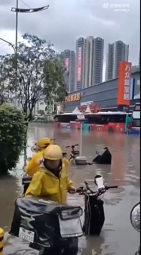 深圳不少街道積水。