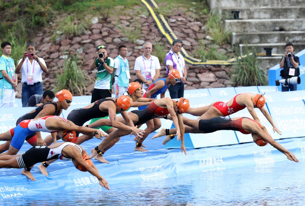彭诗雅在游泳大致守在第3、4位。港协暨奥委会提供图片