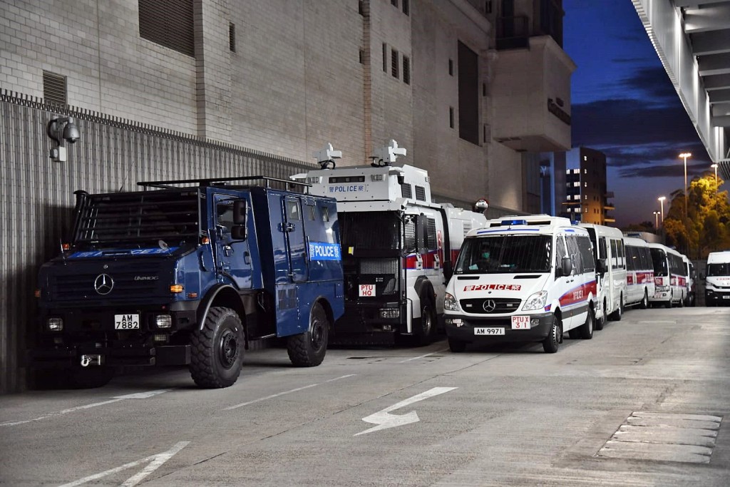 銳武裝甲車及水炮車已停泊於油麻地警署內,另有多輛衝鋒車。