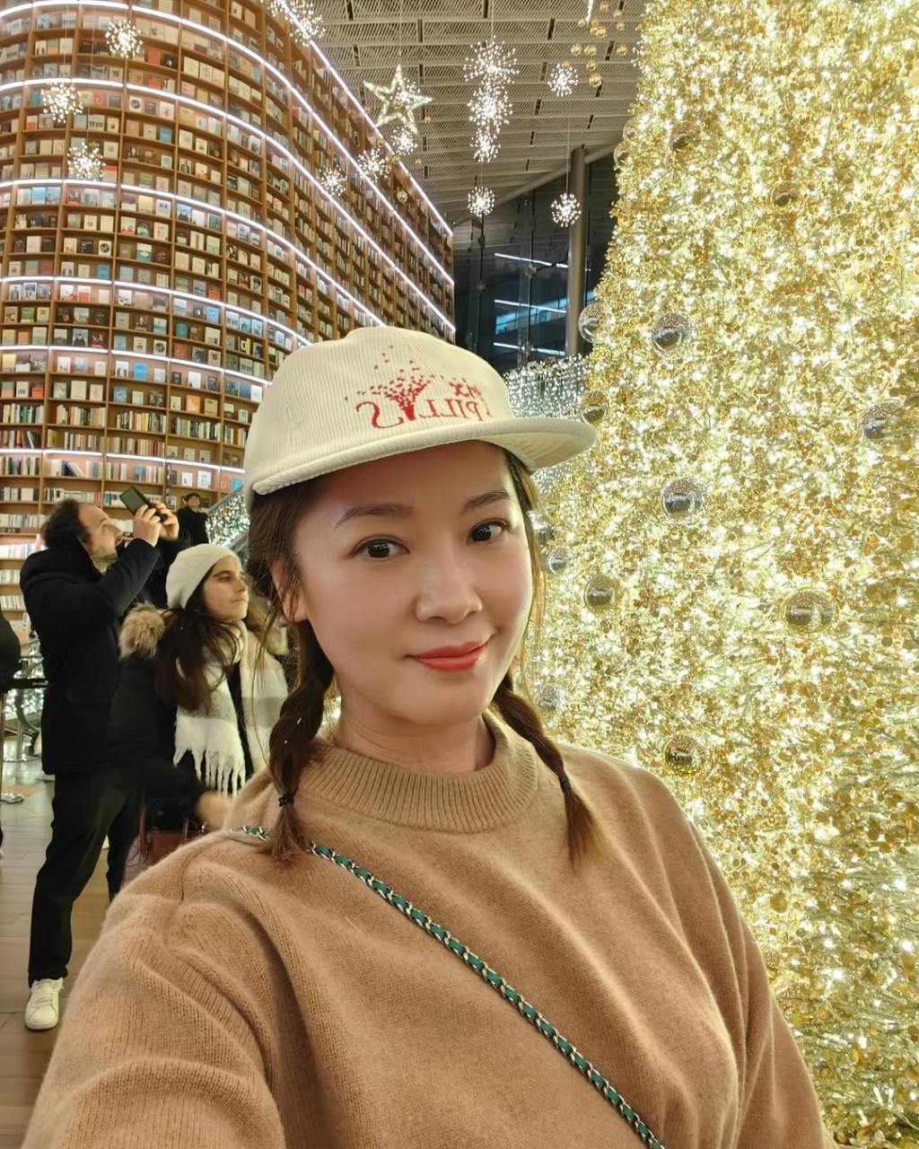 翁嘉穗頭戴白色絨面Cap帽及紮起孖辮,身穿駝色毛衣配牛仔褲。 翁嘉穗頭戴白色絨面Cap帽及紮起孖辮,身穿駝色毛衣配牛仔褲。