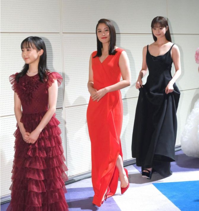 （左起）蘆田愛菜、廣瀨愛麗絲及佐佐木希一同步入會場。