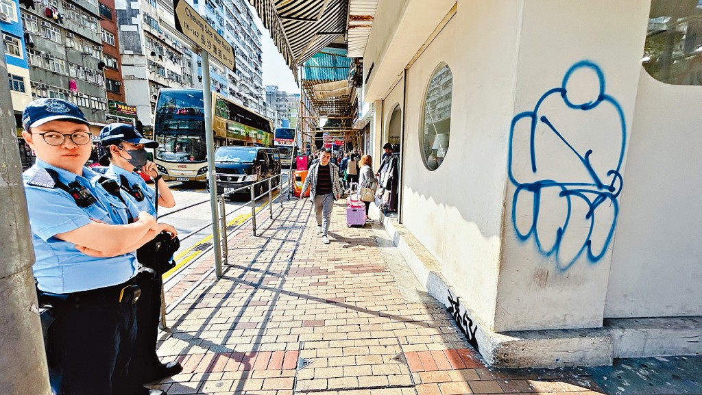 位於長沙灣道的時裝批發店上月遭塗鴉,警員到場調查。