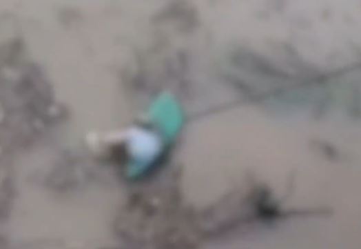 永州居民用漁網撈起被洪水沖走的孩嬰。