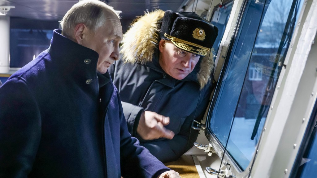 普京与叶夫梅诺夫一起参观卡萨托诺夫海军上将号。 美联社