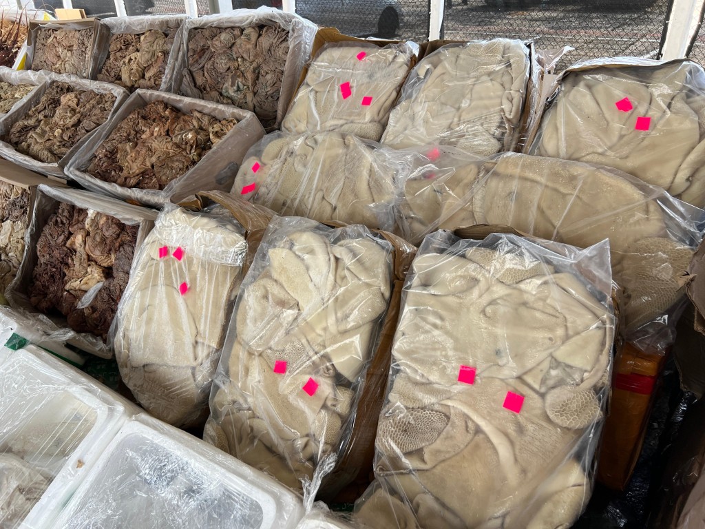 行動中檢獲250箱走私食材，包括龍蝦、冰鮮海產及牛內臟，市值400萬元。