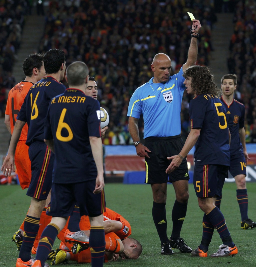 一○年世界盃決賽，西班牙小勝荷蘭1:0奪冠中，一共出現十五張黃牌，包括一次兩黃一紅，是世盃史上第三多。Reuters