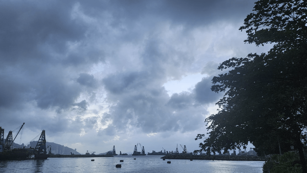 天文台指珠江口一帶持續有雷雨區發展,料未來一兩小時港部分地區雨勢較大。黎志偉攝