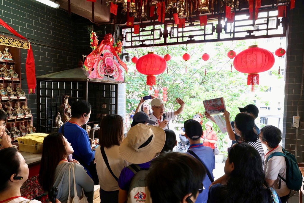 「香港賽馬會呈獻系列︰非遺精華遊蹤」精選九條特色主題路線,帶領市民和旅客深入了解區內的非遺項目。 「香港賽馬會呈獻系列︰非遺精華遊蹤」精選九條特色主題路線,帶領市民和旅客深入了解區內的非遺項目。