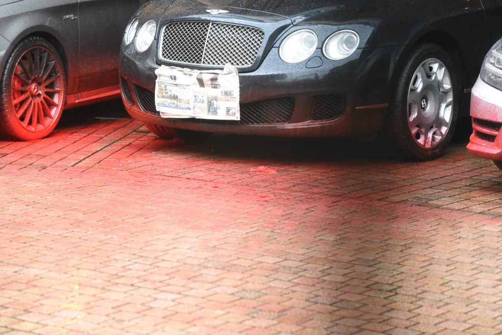 被紅油沾污的4輛名車包括3輛平治及一輛賓利。楊偉亨攝