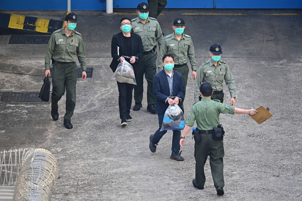 這幾天看反對派頭目一個個進入法院時如喪家犬，正好說明，玩火的下場。