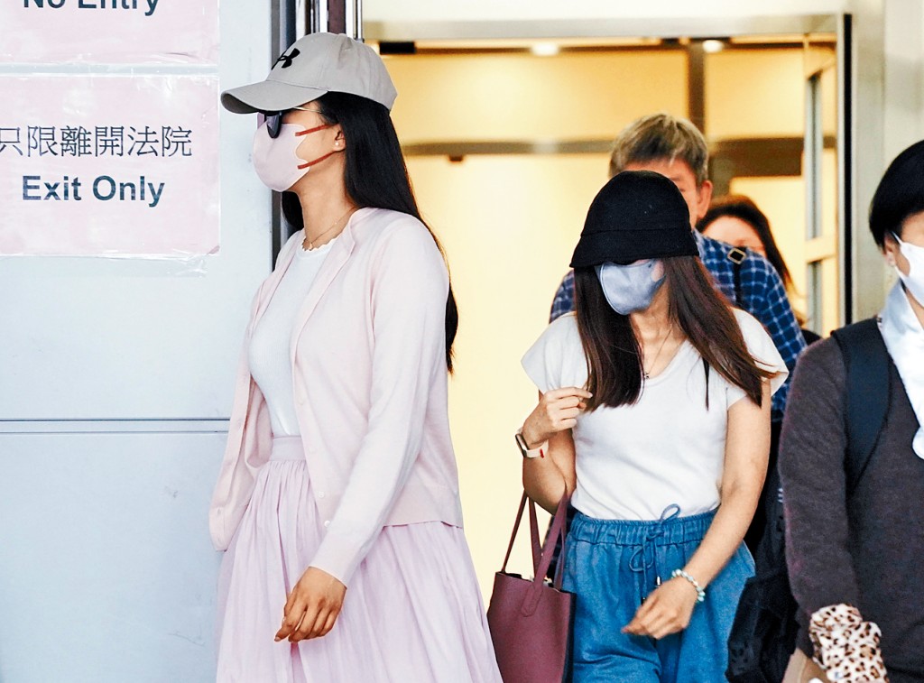 控方開案陳詞指，被告楊怡斯（左）負責準備易容物品。右為被告張琸淇。