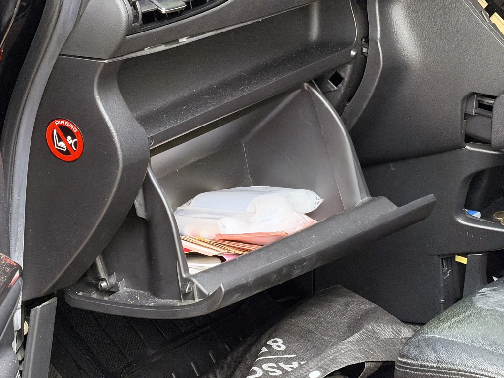 車內儲藏盒有大量現金。梁國峰攝 車內儲藏盒有大量現金。梁國峰攝