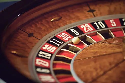 当时，这种轮盘赌具是从澳门运来的，赌徒们认为新奇，下注1块钱，得赔36元。