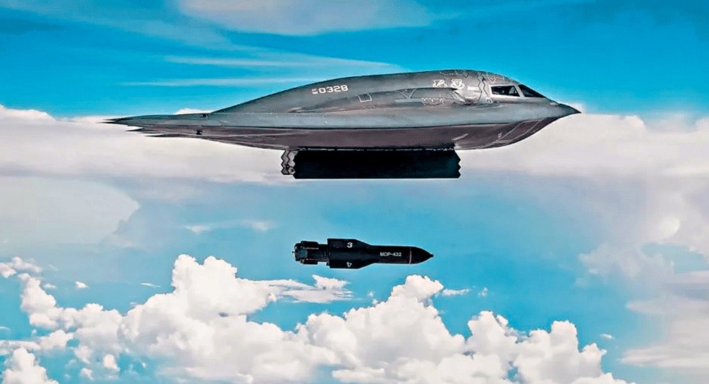 美軍B-2隱形轟炸機演習投擲GBU-57巨型鑽地彈。