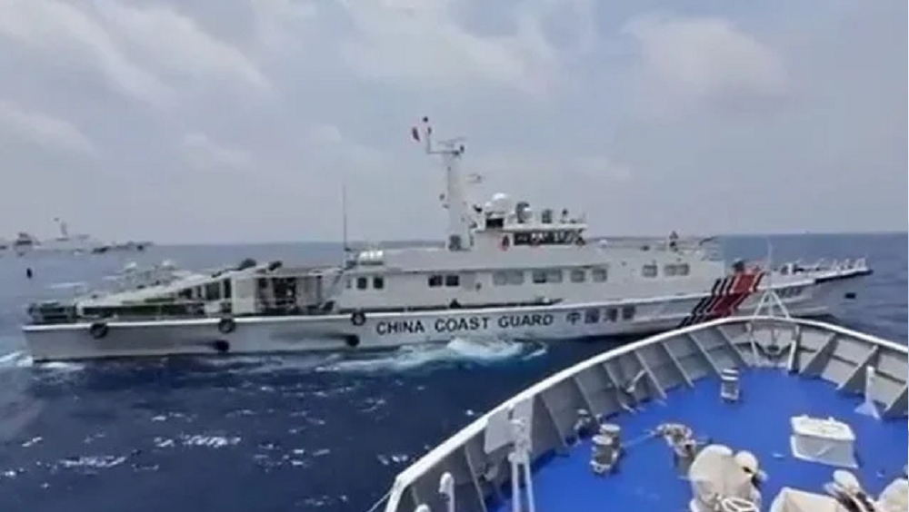 菲律宾海岸警卫队拍摄短片显示中国海警船在前方拦截。菲律宾海岸警卫队