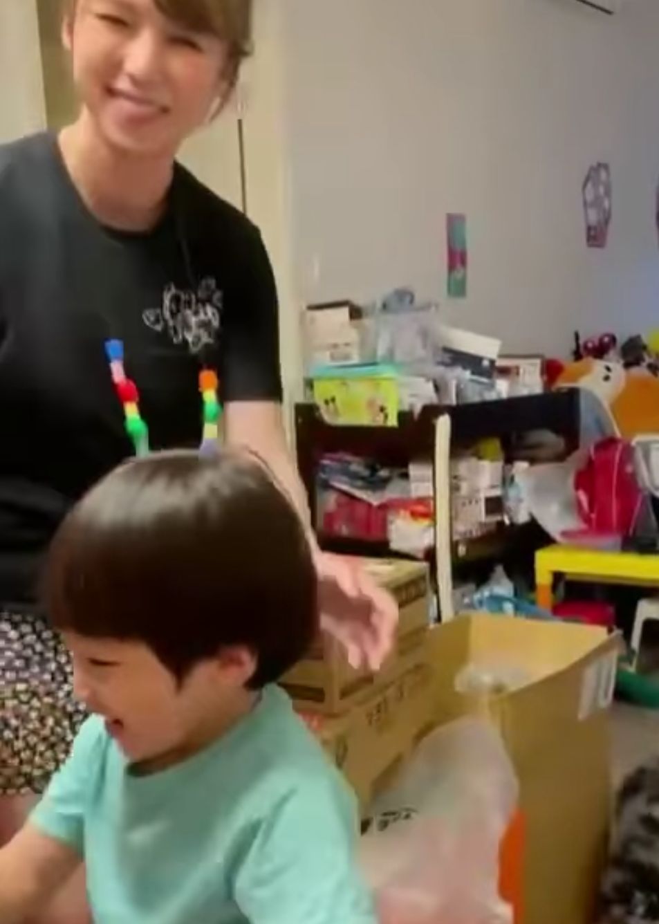 睇吓媽咪個樣幾享受。