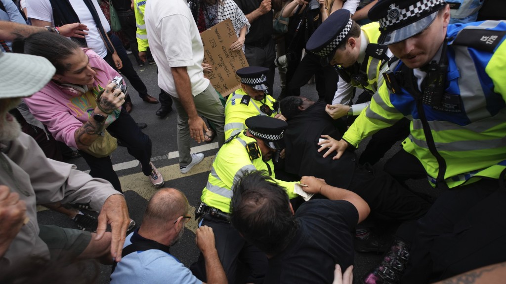 「巴勒斯坦行動」（Palestine Action）在倫敦示威，有人被捕。 美聯社