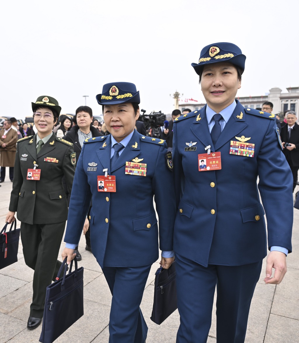 右邊的劉文力是解放軍空軍少將，空軍指揮學院軍事指揮專業畢業。左邊的程曉健是空軍第五批女飛行學員，現任東部戰區政工部副主任。