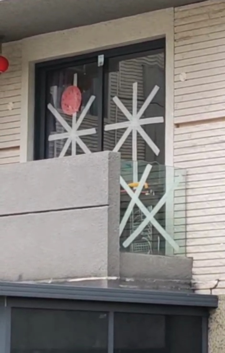 曹敏宝在住所玻璃黏上胶纸。