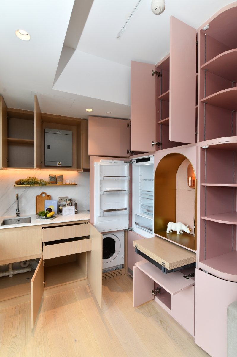 廳堂及廚房均設有多組儲物櫃，提供充裕的空間置物。（28樓C室）