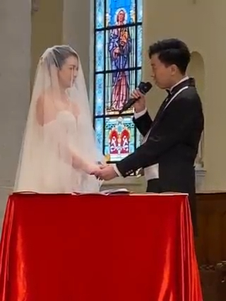 鄺美璇與丈夫宣讀誓詞。
