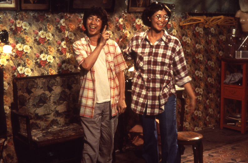 许冠英在1982年的《八彩林阿珍》中与萧芳芳（右）合作。
