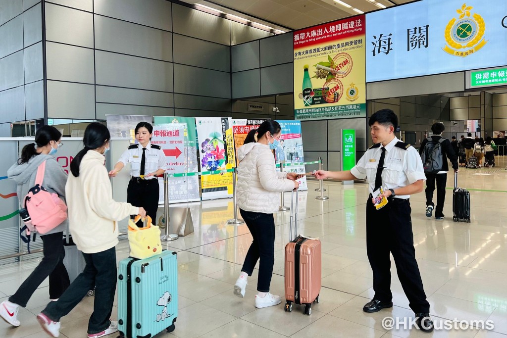 三地海關會加強口岸的宣傳工作，提醒市民在跨境辦年貨時的出入口管制。香港海關facebook圖片