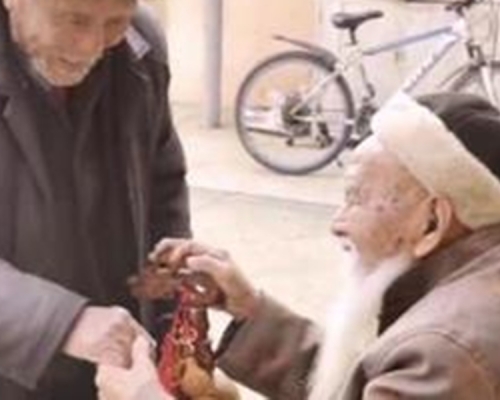 99歲的弟弟帶著一家人向106歲的哥哥拜年。網圖