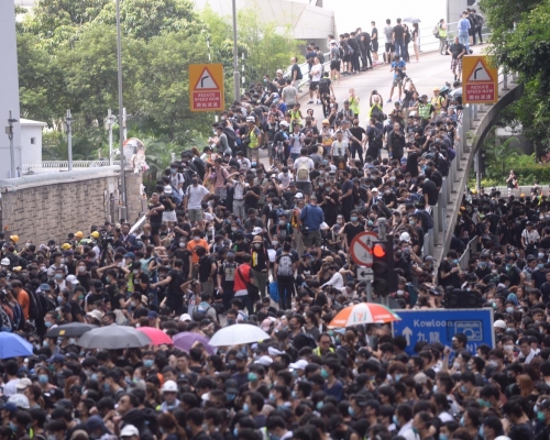警方今早在社交網站表示，對有關行為予以嚴厲譴責。