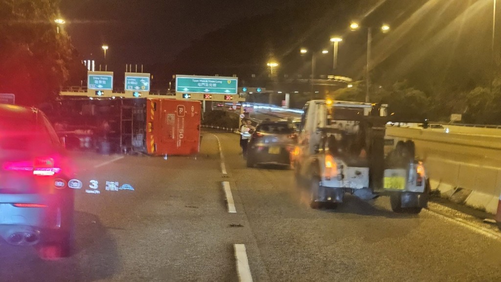 密斗貨車翻側,橫亙路中,攔阻多條行車線。FB:香港公共交通智庫 密斗貨車翻側,橫亙路中,攔阻多條行車線。FB:香港公共交通智庫