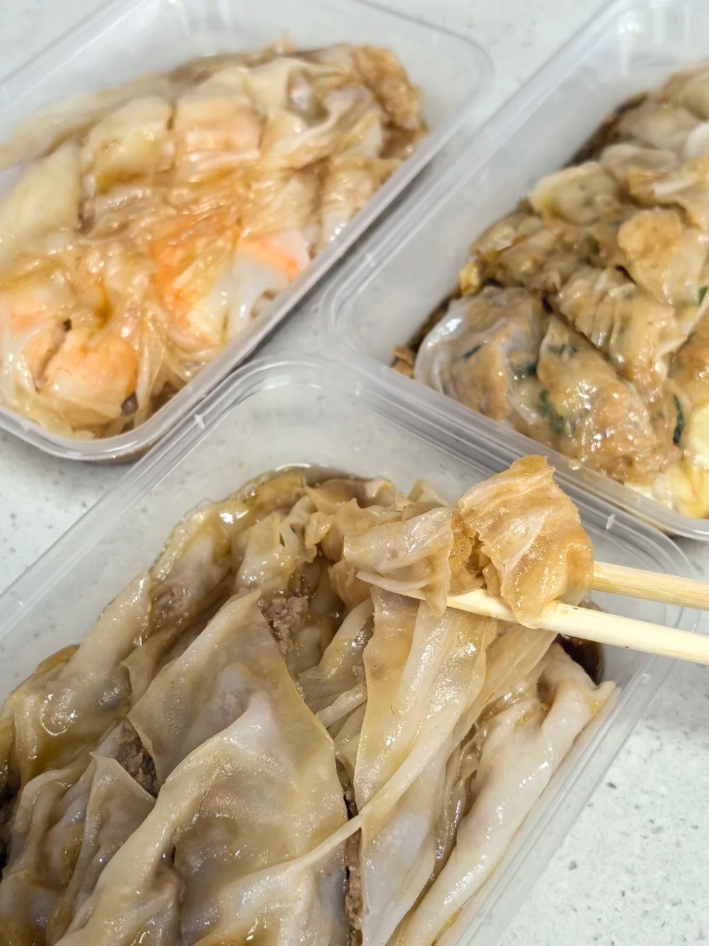 山水被廣大網民譽為深圳最極品的腸粉店,每逢午市時段均大排長龍,等候時間往往需半小時以上。 山水被廣大網民譽為深圳最極品的腸粉店,每逢午市時段均大排長龍,等候時間往往需半小時以上。