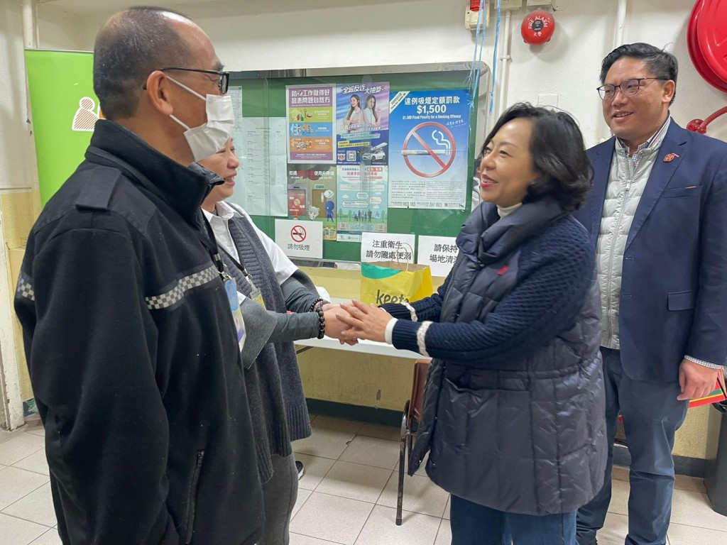 麥美娟(右二)及梁宏正(右一)到訪臨時避寒中心。