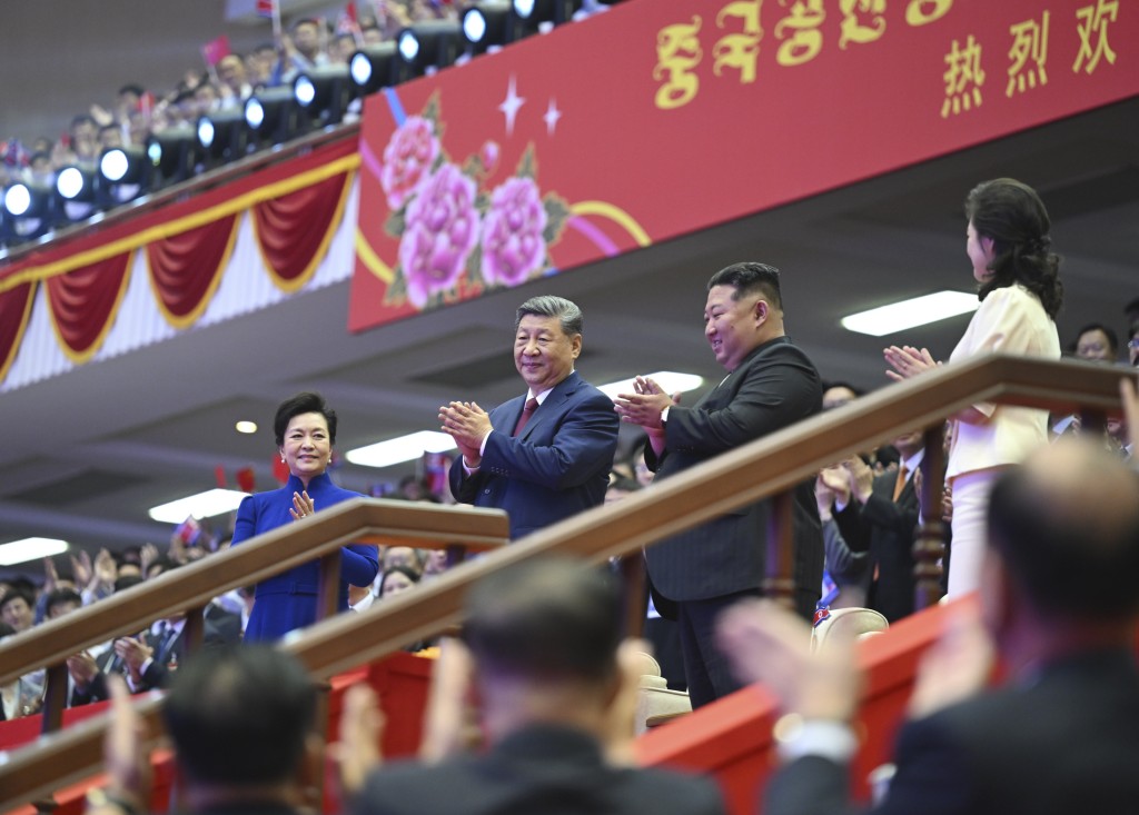 习近平和彭丽媛观看朝鲜专场文艺演出。 新华社