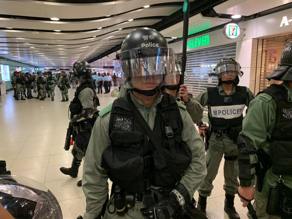 防暴警察進入中環站。