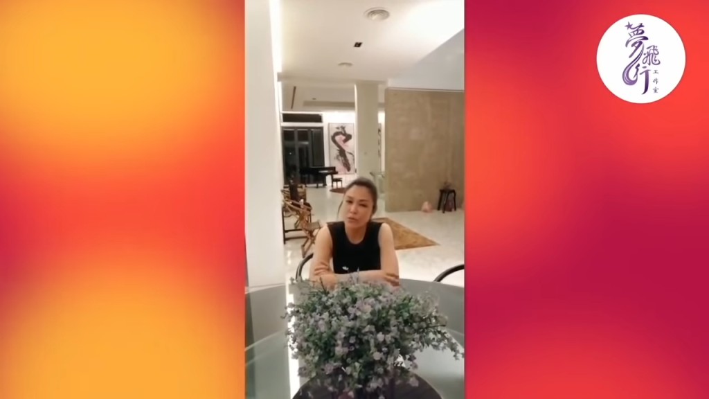 张凤妮在马来西亚家中拍片。