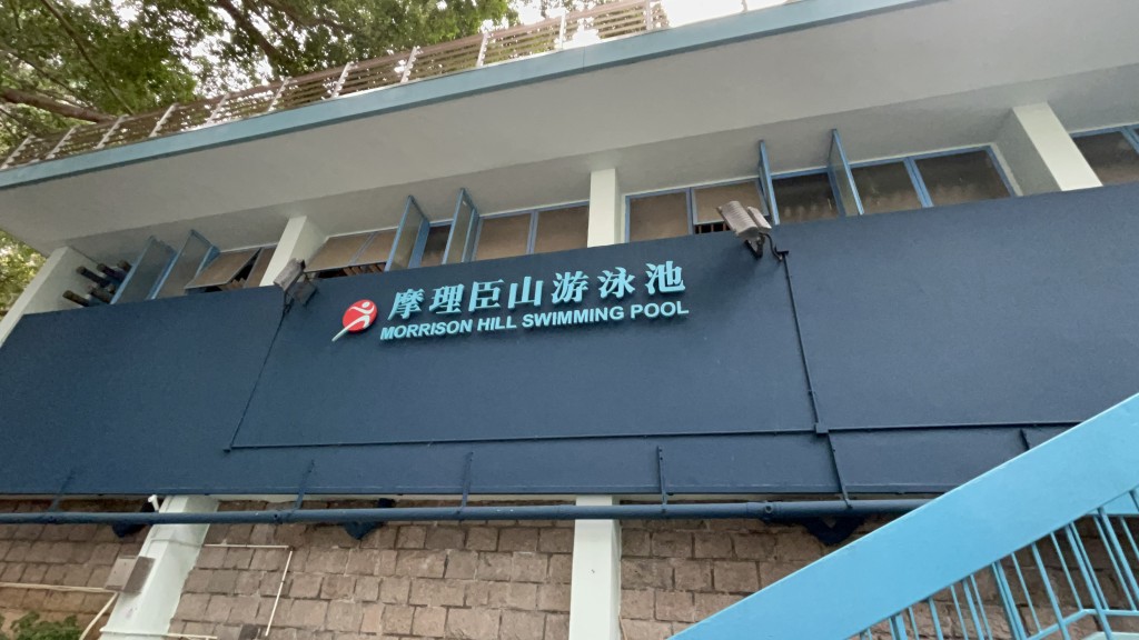 公眾游泳池場館的平均每天入場人數介乎77至3,142人。 公眾游泳池場館的平均每天入場人數介乎77至3,142人。