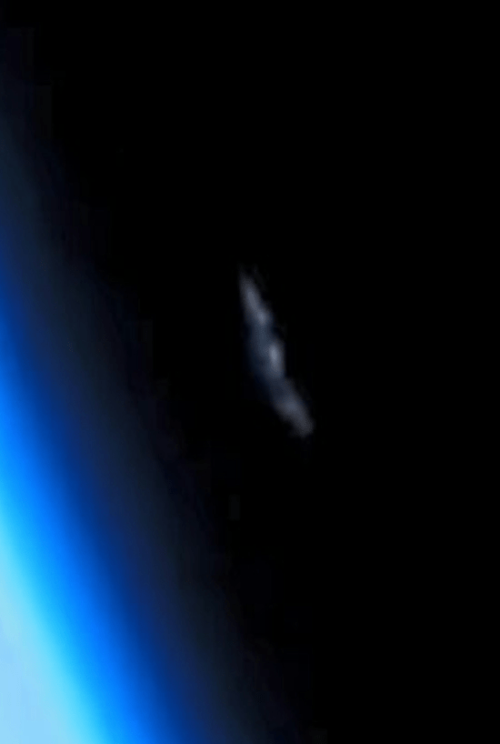 鏡頭拍攝星艦飛越地球上空時，背景短暫出現一道淡色、略呈彎曲的細長光痕。