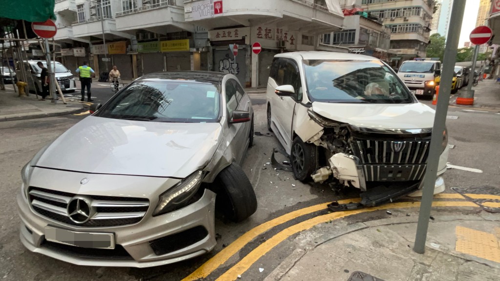 旺角平治與七人車相撞,一人受傷。蔡楚輝攝