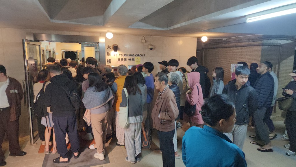 超過100名居民疏散至安全地方。黎志偉攝