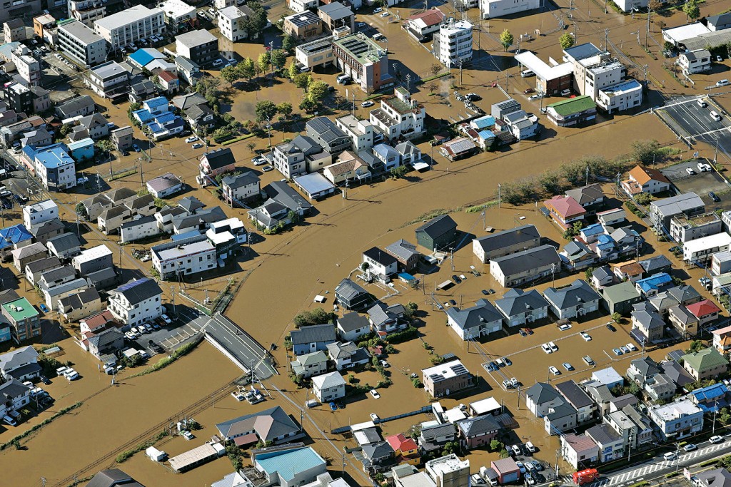 千叶县佐仓市一处居民区被洪水淹浸。